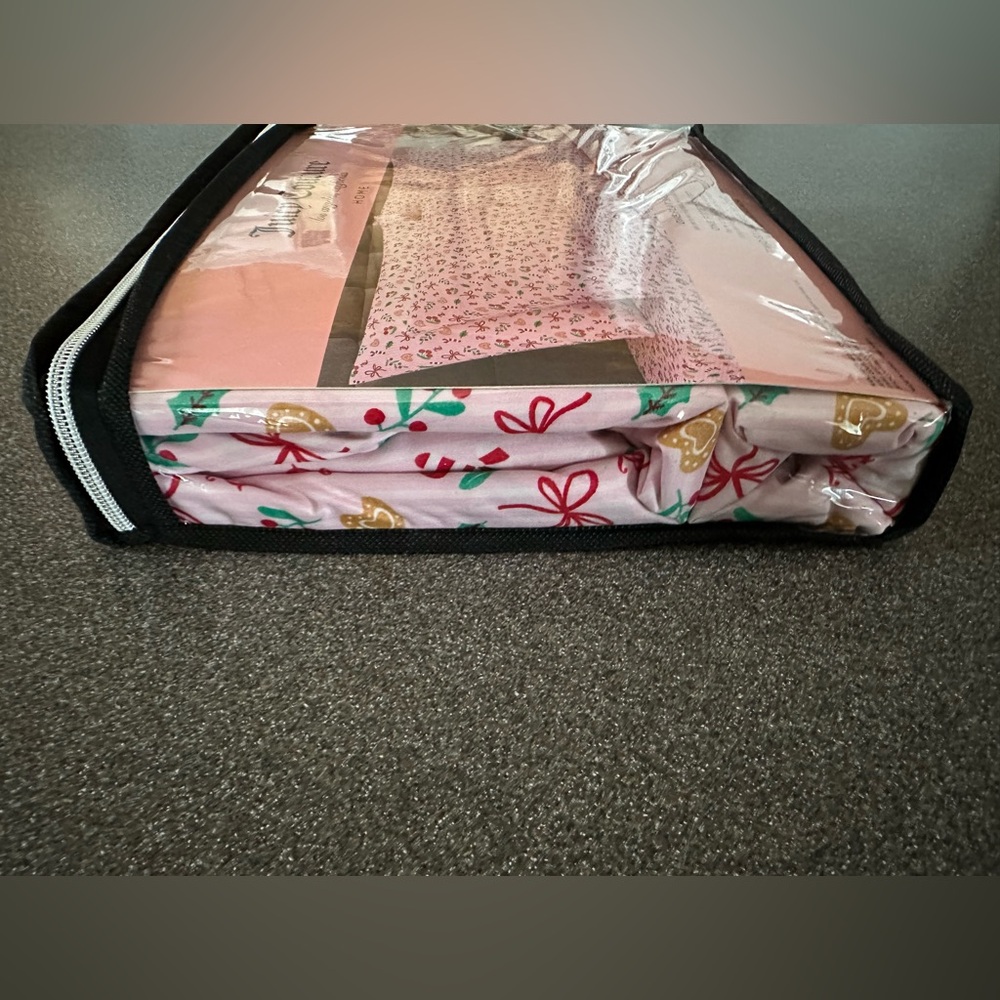 Juicy Couture Christmas Twin Sheet Set Candy Cane and Holly print - Picture 5 of 7